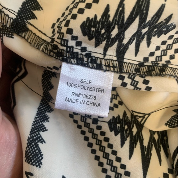 ModCloth poema memory tunic Aztec print black and cream size large - Picture 3 of 5